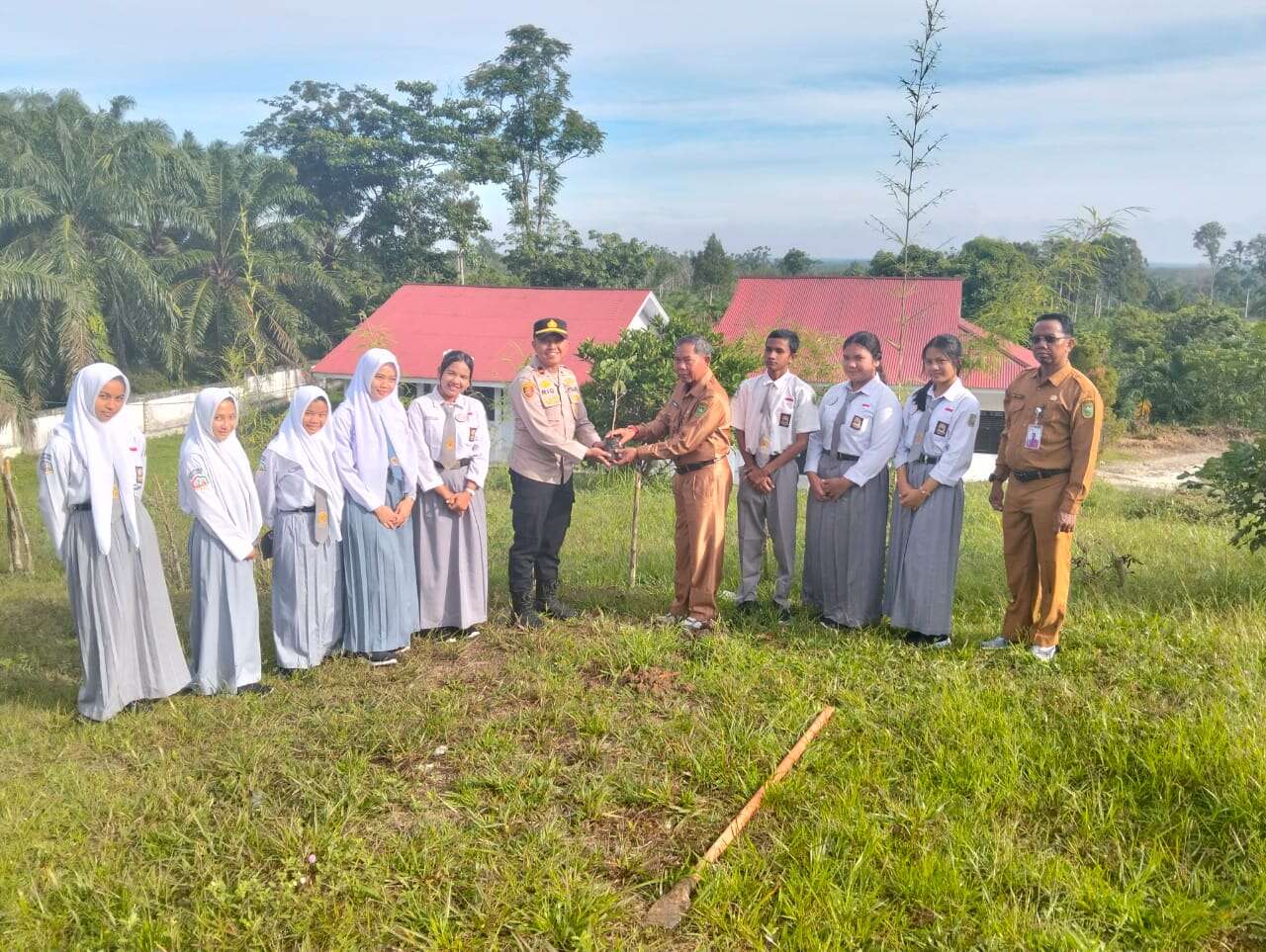 PROGRAM PENGHIJAUAN DARI POLRES ROKAN HULU 2025